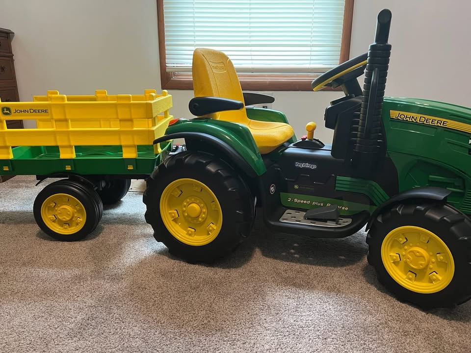 · Peg Perego John Deere Ground Force Tractor with Traier